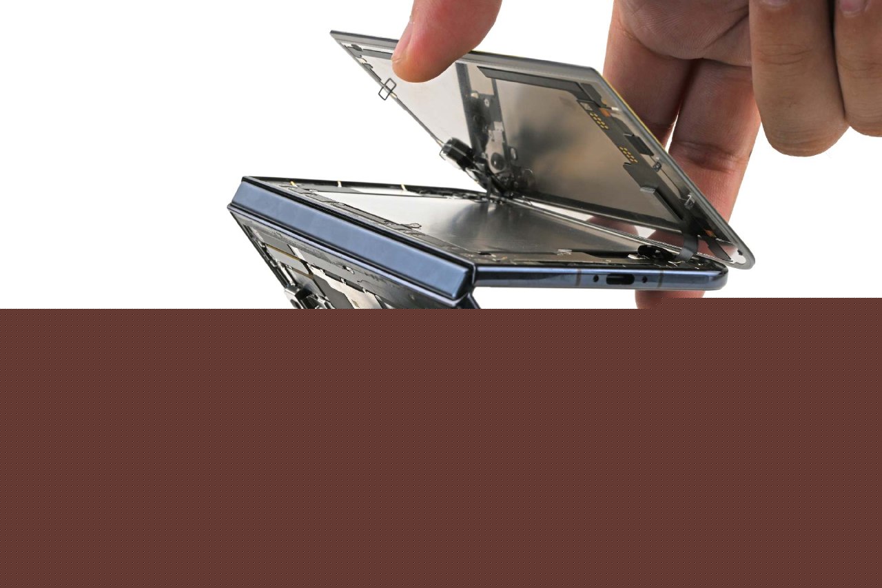 iFixit_拆解_iPhone_Duo：纳米纹理层靠散射遮盖折痕，推测屏幕开裂与铰链下沉不到位有关 图1